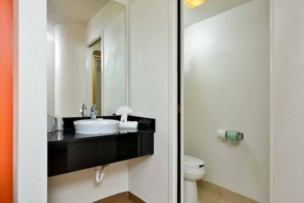 Foto van 1 tweepersoonsbed (queensize) | Roken mogelijk - Vakantiehuis in Plano - BathRoom