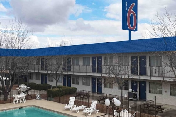 Foto van 1 tweepersoonsbed (queensize) | Rookvrij - Vakantiehuis in Holbrook - Pool