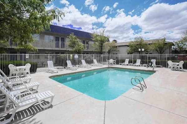 Foto van 1 tweepersoonsbed (queensize) | Rookvrij - Vakantiehuis in Holbrook - Pool