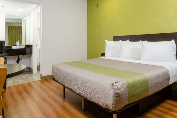 Foto van 1 kingsize bed | Nsmk, Micfridge - Vakantiehuis in Fresno CA - BedRoom