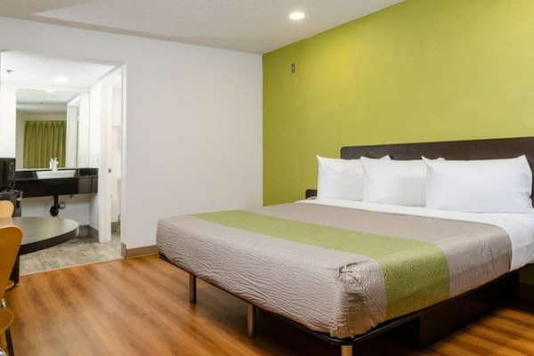 Foto van 1 kingsize bed | Nsmk, Micfridge - Vakantiehuis in Fresno CA - Facilities