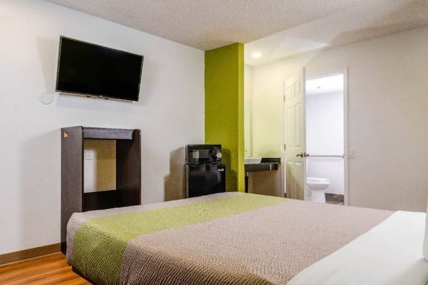 Foto van 1 kingsize bed | Nsmk, Micfridge - Vakantiehuis in Fresno CA - Facilities