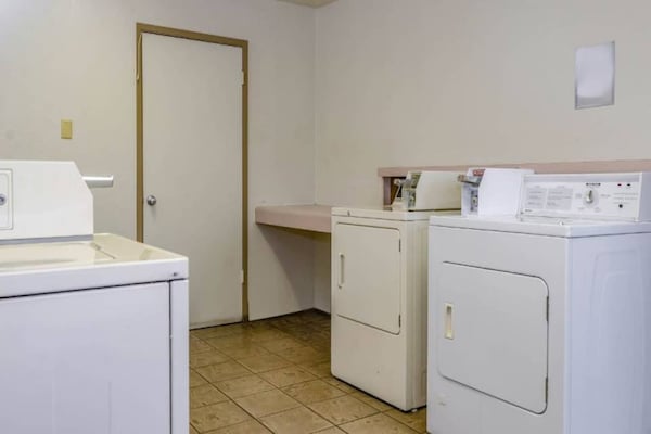 Foto van 1 kingsize bed | Nsmk, Micfridge - Vakantiehuis in Fresno CA - Facilities