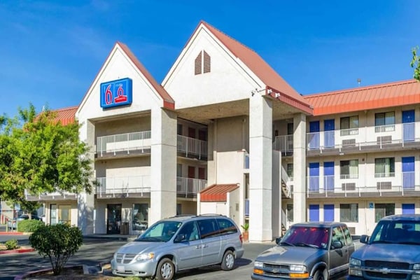 Foto van 1 kingsize bed | Nsmk, Micfridge - Vakantiehuis in Fresno CA - Facilities