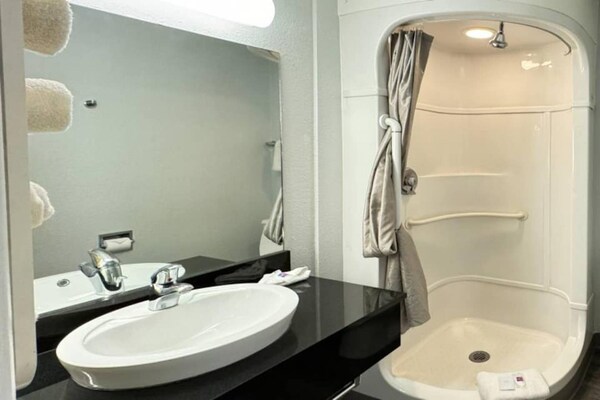 Foto van 1 tweepersoonsbed | Rookvrij, Keuken - Vakantiehuis in Casper WY - BathRoom