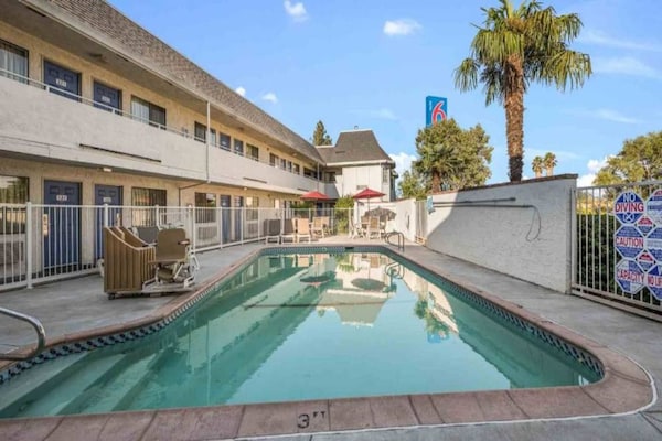 Foto van Premium 2 queensize bedden | Rolstoeltoegankelijk/bad - Pool