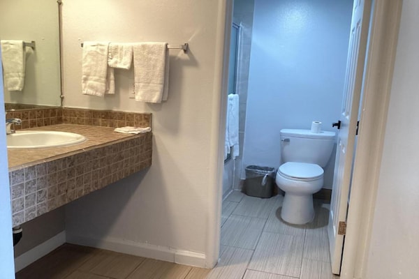 Foto van 1 kingsize bed | Rookvrij, koelkast - Vakantiehuis in Selma - BathRoom