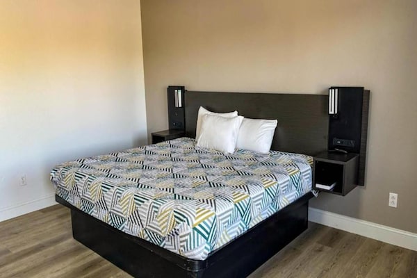 Foto van 1 kingsize bed | Rookvrij, koelkast - Vakantiehuis in Selma - BedRoom