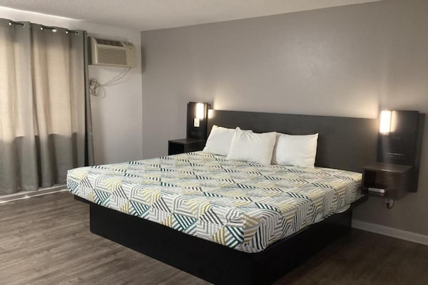 Foto van 1 kingsize bed | Rookvrij, koelkast - Vakantiehuis in Selma - BedRoom