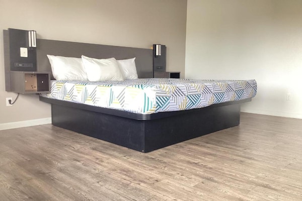Foto van 1 kingsize bed | Rookvrij, koelkast - Vakantiehuis in Selma - BedRoom