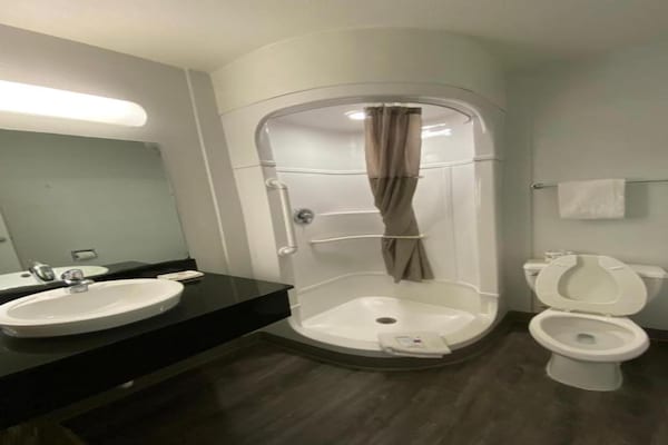 Foto van 1 tweepersoonsbed | Suite, rookvrij, keuken - Vakantiehuis in Casper WY - BathRoom