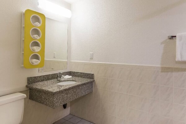 Foto van 1 tweepersoonsbed (queensize) | Roken toegestaan, koelkast (Mcfridge) - BedRoom