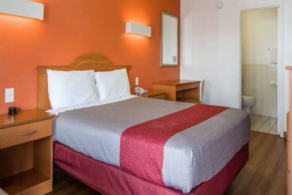Foto van 1 tweepersoonsbed (queensize) | Roken toegestaan, koelkast (Mcfridge) - BedRoom