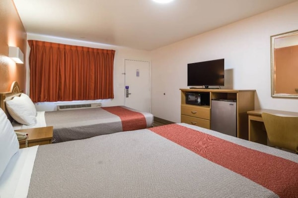 Foto van 1 tweepersoonsbed (queensize) | Roken toegestaan, koelkast (Mcfridge) - BedRoom