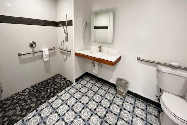 Foto van 1 queensize bed | Mob Acc RI Shwr Nsmk Micfridg - Vakantiehuis in Vallejo - BathRoom
