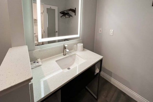 Foto van 1 queensize bed | Mob Acc RI Shwr Nsmk Micfridg - Vakantiehuis in Vallejo - BathRoom