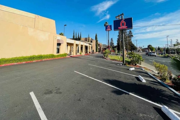 Foto van 1 queensize bed | Mob Acc RI Shwr Nsmk Micfridg - Vakantiehuis in Vallejo - ExteriorSummer