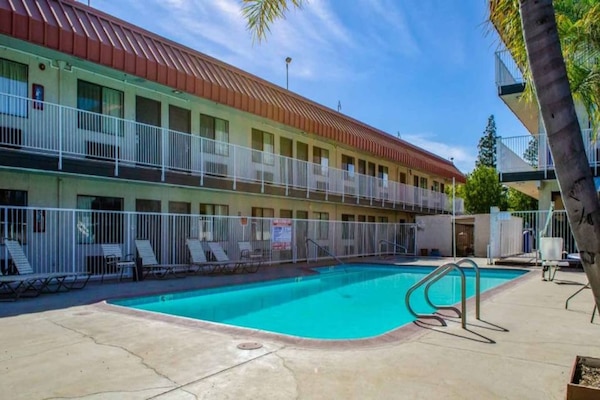 Foto van 1 kingsize bed | Nsmk, magnetron, slaapbank - Vakantiehuis in Fresno CA - Pool