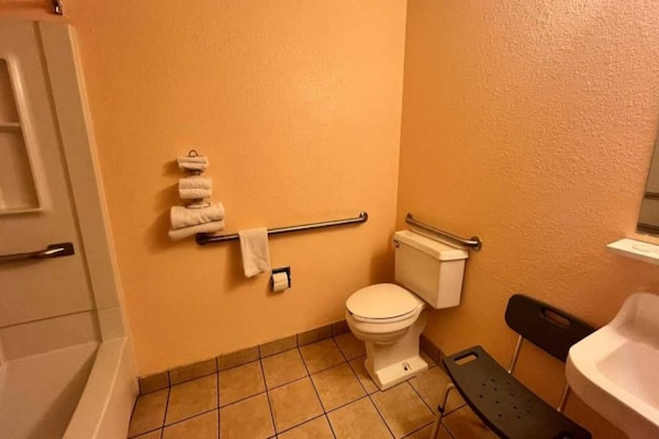 Foto van 1 kingsize bed | Rookvrij, koelkast - Vakantiehuis in Deming NM - BathRoom