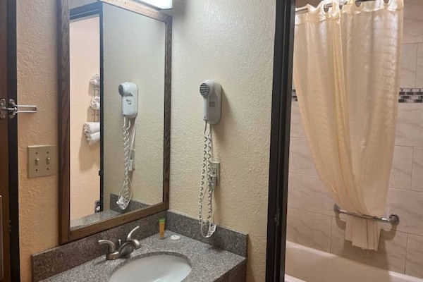 Foto van 1 kingsize bed | Rookvrij, koelkast - Vakantiehuis in Deming NM - BathRoom
