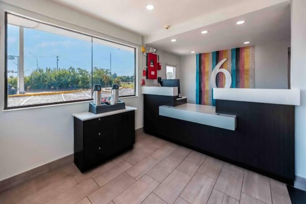 Foto van 1 tweepersoonsbed (queensize) | Rookvrij - Vakantiehuis in Fort Worth TX - FloorPlan