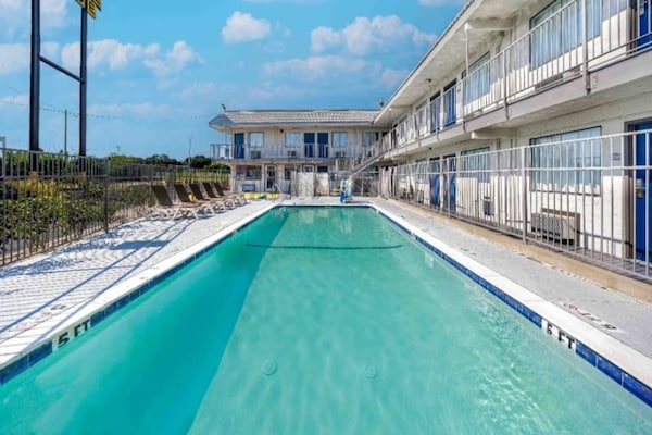 Foto van 1 tweepersoonsbed (queensize) | Rookvrij - Vakantiehuis in Fort Worth TX - Pool