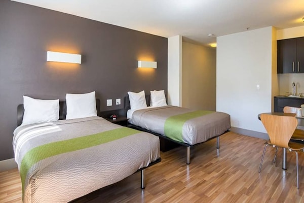 Foto van 1 queensize bed | Mob Acc RI Shwr Nsmk Micfridg - Vakantiehuis in Concord - BedRoom