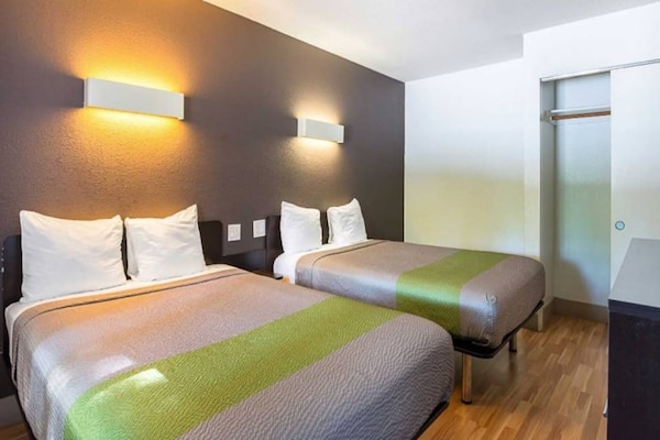 Foto van 1 queensize bed | Mob Acc RI Shwr Nsmk Micfridg - Vakantiehuis in Concord - BedRoom