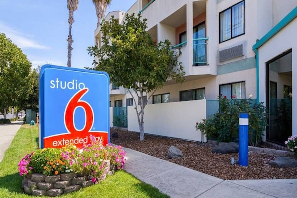 Foto van 1 queensize bed | Mob Acc RI Shwr Nsmk Micfridg - Vakantiehuis in Concord - ExteriorSummer