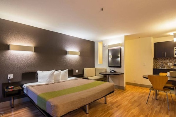 Foto van 1 queensize bed | Mob Acc RI Shwr Nsmk Micfridg - Vakantiehuis in Concord - Facilities