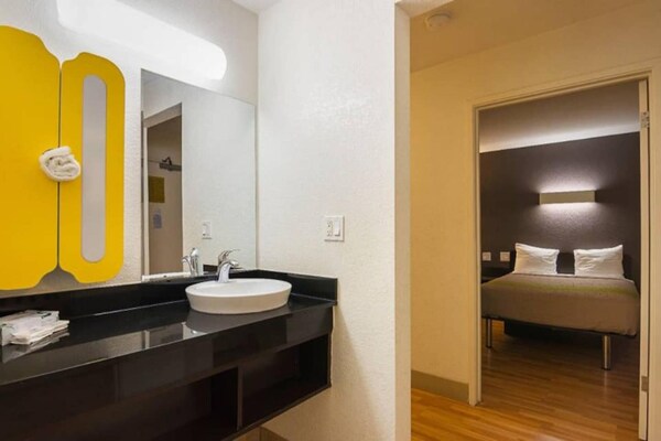 Foto van 1 queensize bed | Mob Acc RI Shwr Nsmk Micfridg - Vakantiehuis in Concord - Facilities