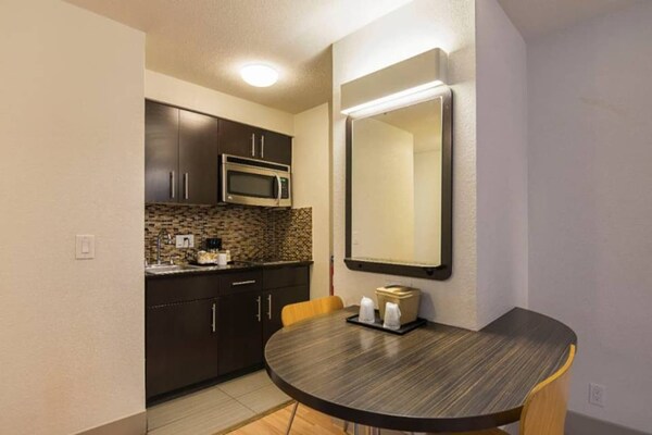 Foto van 1 queensize bed | Mob Acc RI Shwr Nsmk Micfridg - Vakantiehuis in Concord - Facilities
