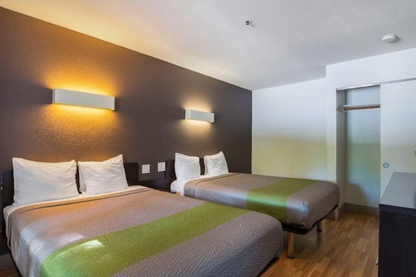 Foto van 1 queensize bed | Mob Acc RI Shwr Nsmk Micfridg - Vakantiehuis in Concord - Facilities