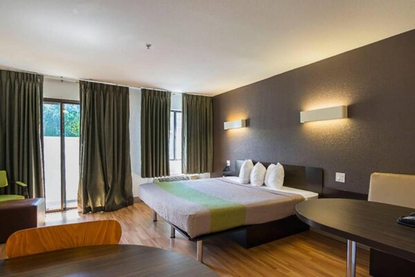Foto van 1 queensize bed | Mob Acc RI Shwr Nsmk Micfridg - Vakantiehuis in Concord - Facilities