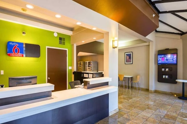 Foto van 1 queensize bed | Mob Acc RI Shwr Nsmk Micfridg - Vakantiehuis in Concord - FloorPlan