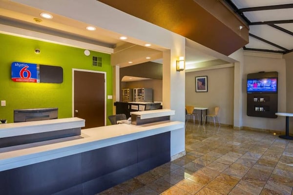 Foto van 1 queensize bed | Mob Acc RI Shwr Nsmk Micfridg - Vakantiehuis in Concord - ExteriorSummer