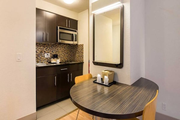 Foto van 1 queensize bed | Mob Acc RI Shwr Nsmk Micfridg - Vakantiehuis in Concord - Kitchen