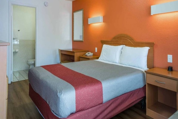 Foto van 1 tweepersoonsbed (queensize) | Niet-roken, koelkast (Micfridge) - BedRoom