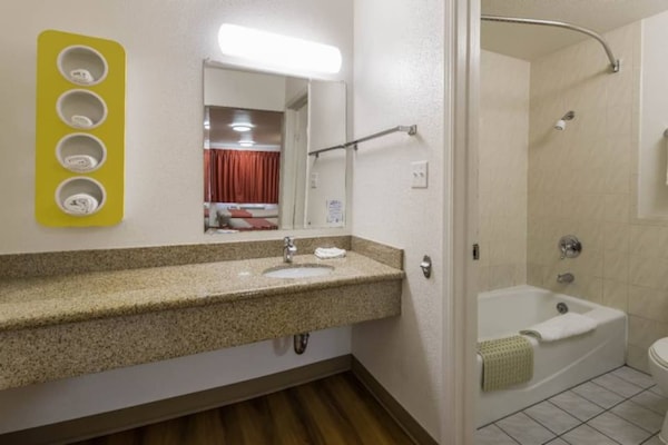 Foto van 1 tweepersoonsbed (queensize) | Niet-roken, koelkast (Micfridge) - BedRoom