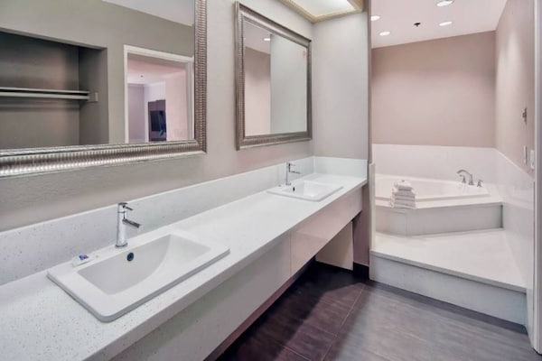 Foto van 1 kingsize bed | Suite, NSMK, slaapbank - Vakantiehuis in Lawndale - BathRoom
