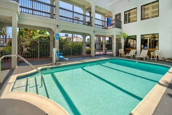 Foto van 1 kingsize bed | Suite, NSMK, slaapbank - Vakantiehuis in Lawndale - Pool