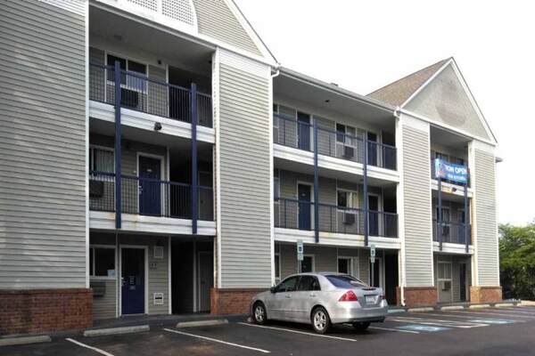 Foto van 1 tweepersoonsbed (queensize) | Keuken | Rookvrij - Vakantiehuis in Greensboro - ExteriorSummer
