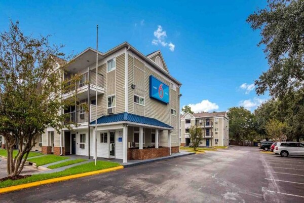 Foto van 1 Queensize Bed | Niet-rokende, Keuken - Vakantiehuis in Jacksonville - ExteriorSummer