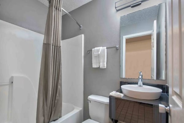 Foto van 1 tweepersoonsbed (Queensize) | Rolstoeltoegankelijk bad (Nsmk) - BathRoom
