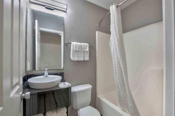 Foto van 1 tweepersoonsbed (Queensize) | Rolstoeltoegankelijk bad (Nsmk) - BathRoom