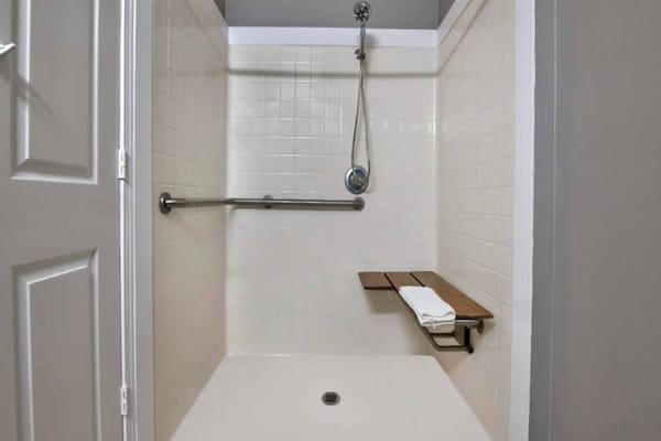 Foto van 1 tweepersoonsbed (Queensize) | Rolstoeltoegankelijk bad (Nsmk) - Facilities