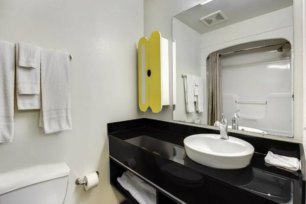 Foto van 1 tweepersoonsbed (queensize) | Mobiliteit | Niet-roken - BathRoom
