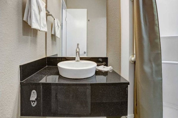Foto van 1 tweepersoonsbed | Rolstoeltoegankelijke/RI-douche / Luxe - BathRoom