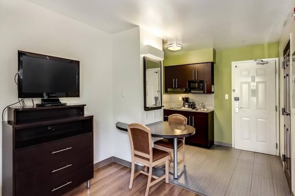 Foto van 1 tweepersoonsbed (queensize) | Magnetron (koelkast) | Roken mogelijk - Kitchen