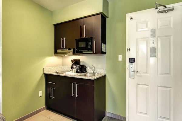 Foto van 1 tweepersoonsbed (queensize) | Magnetron (koelkast) | Roken mogelijk - Kitchen